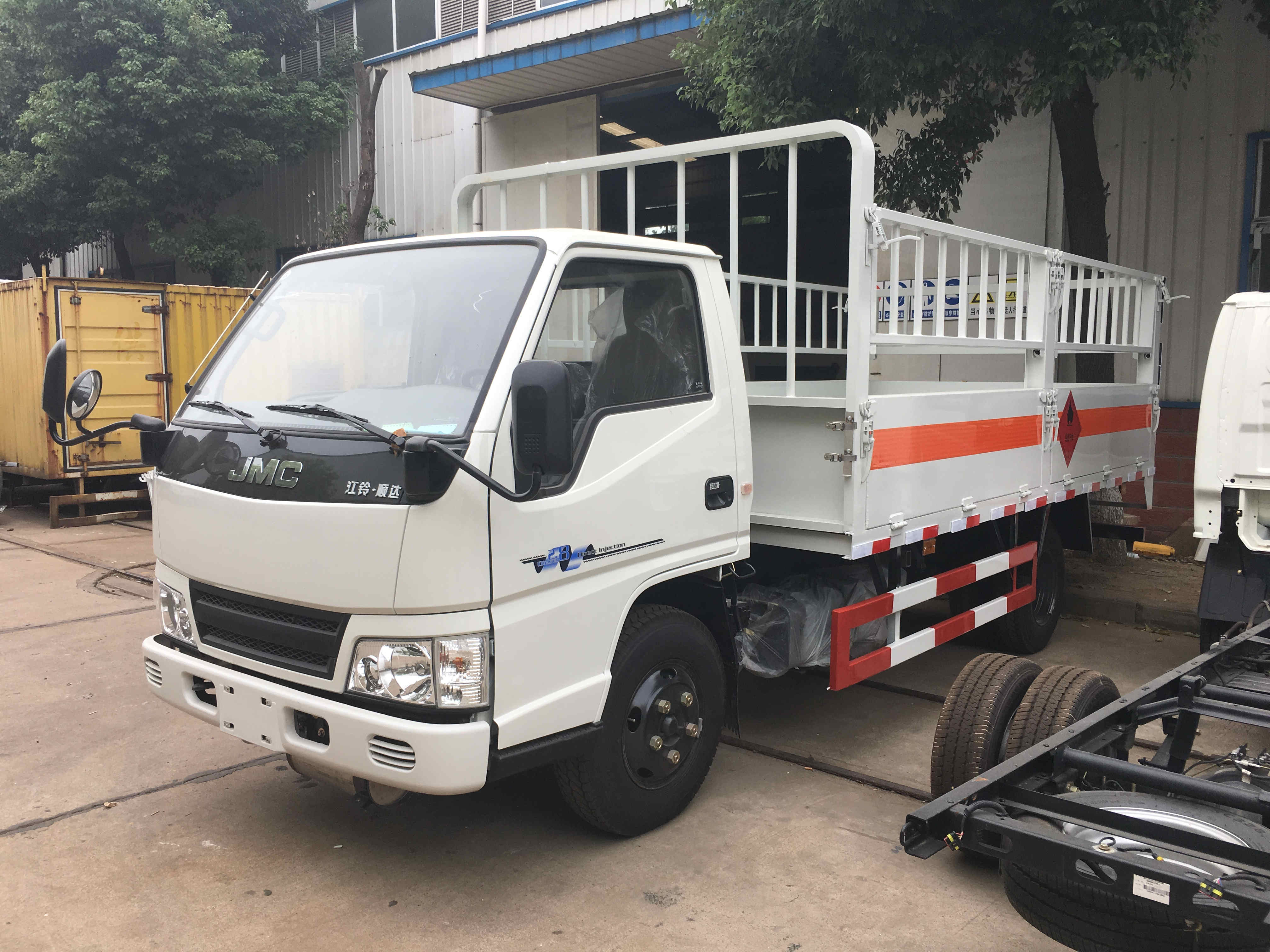 江鈴4.2米(額載2.8噸)氣瓶車(chē)