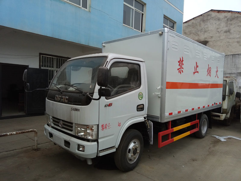 多利卡4.1米(藍(lán)牌)腐蝕品廂式車