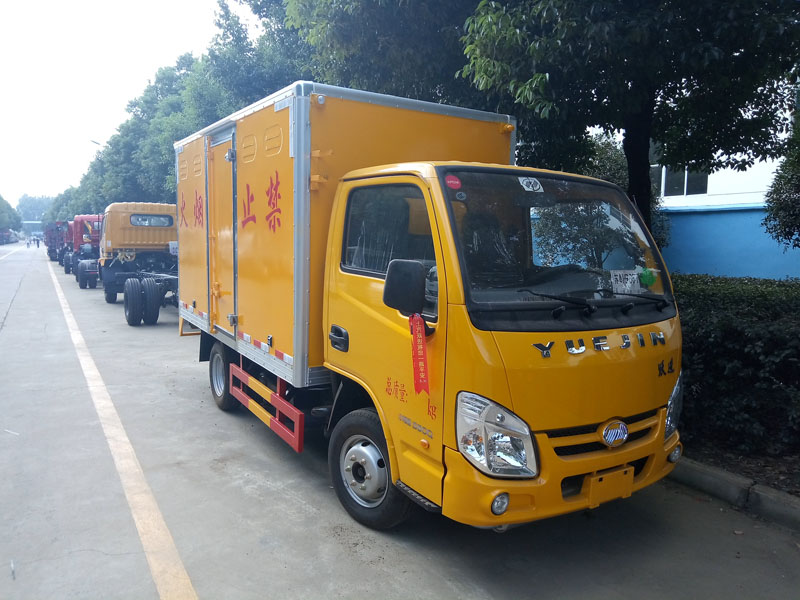 躍進(jìn)3.3米柴油(藍(lán)牌)腐蝕品廂式車